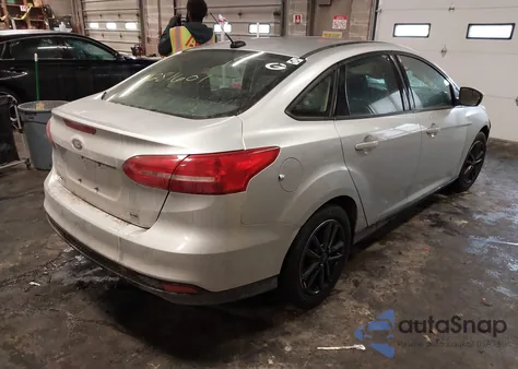 2018 Ford Focus Se z USA, uszkodzony, nr VIN 1FADP3F27JL221303